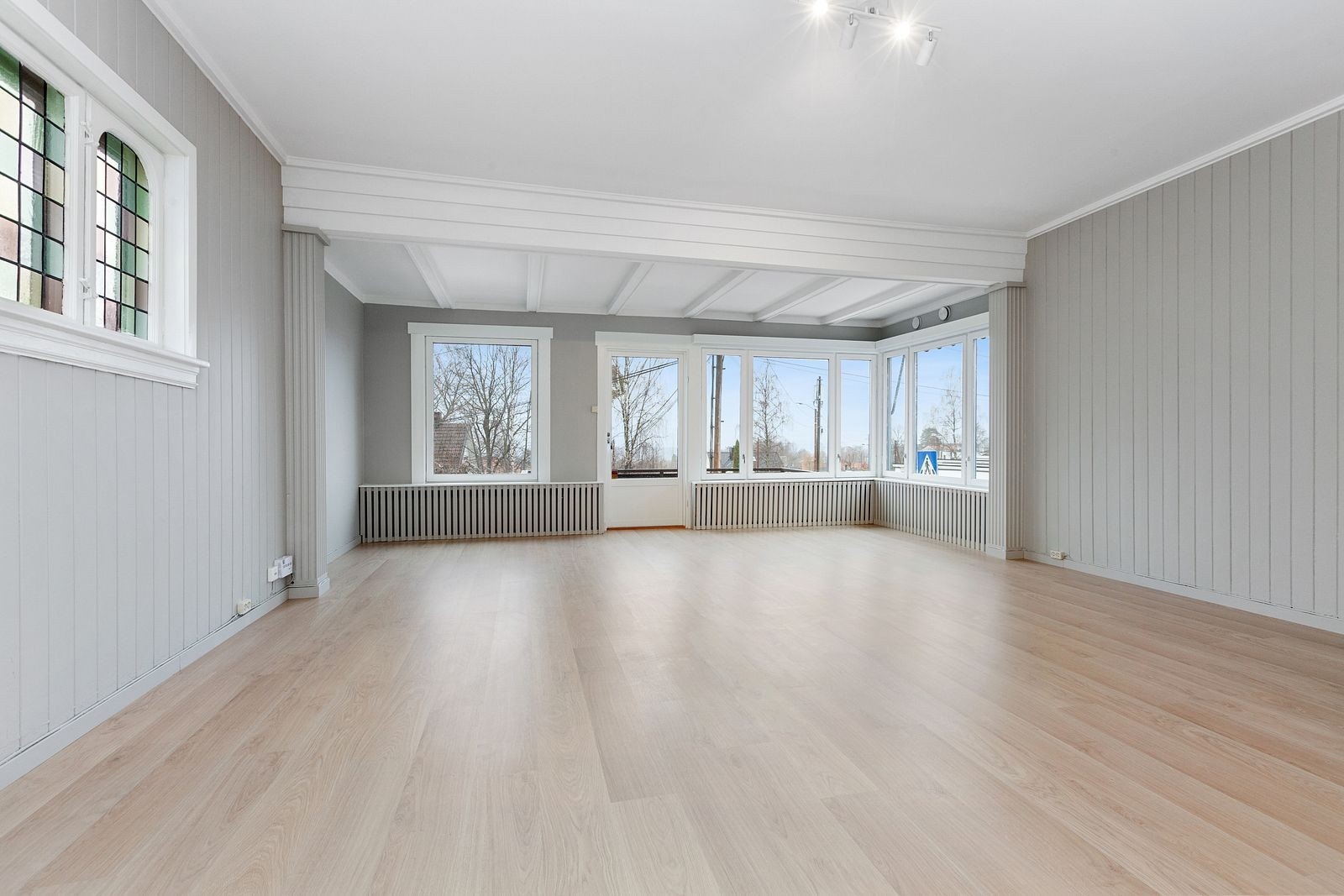 Lys og romslig stue med store vindusflater gir godt med naturlig lys Galleribilde