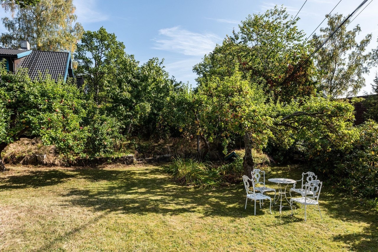 Utsyn til hagen fra terrassen Galleribilde