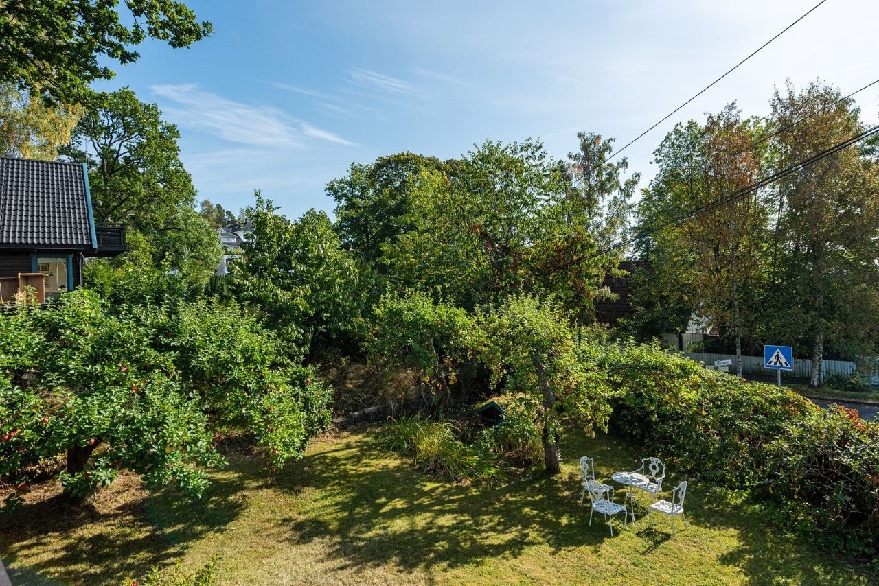 Boligen er omkranset av en frodig og idyllisk hage Galleribilde