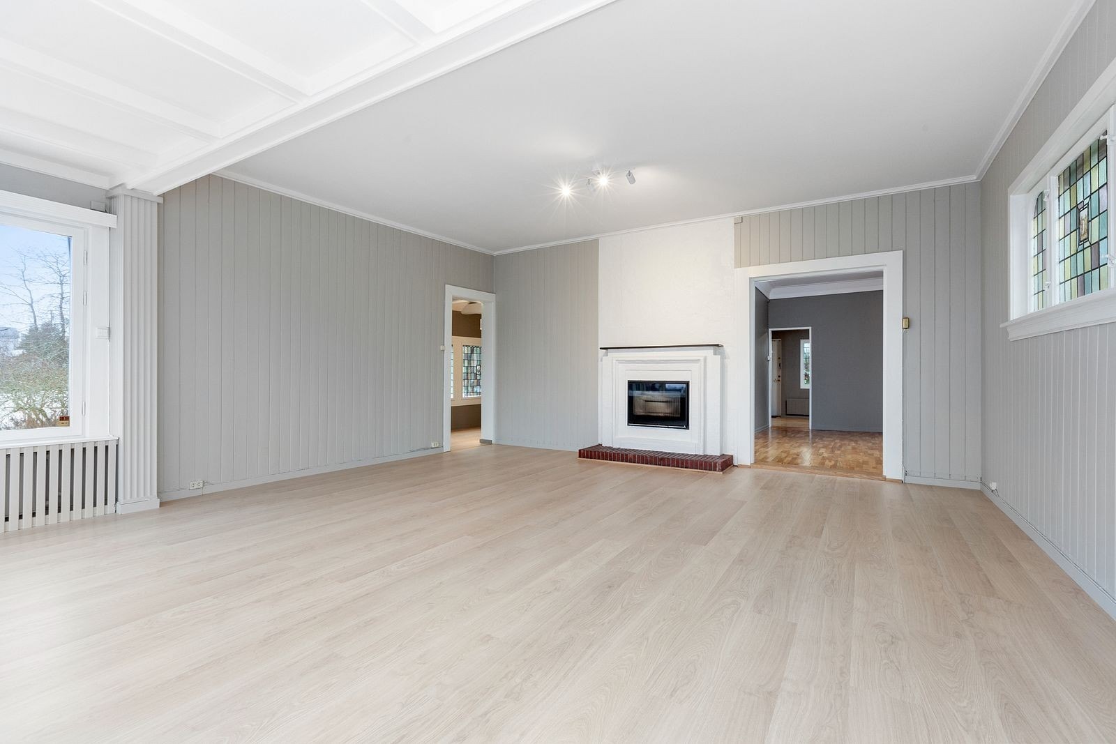 Flott og stor peis i stuen Galleribilde