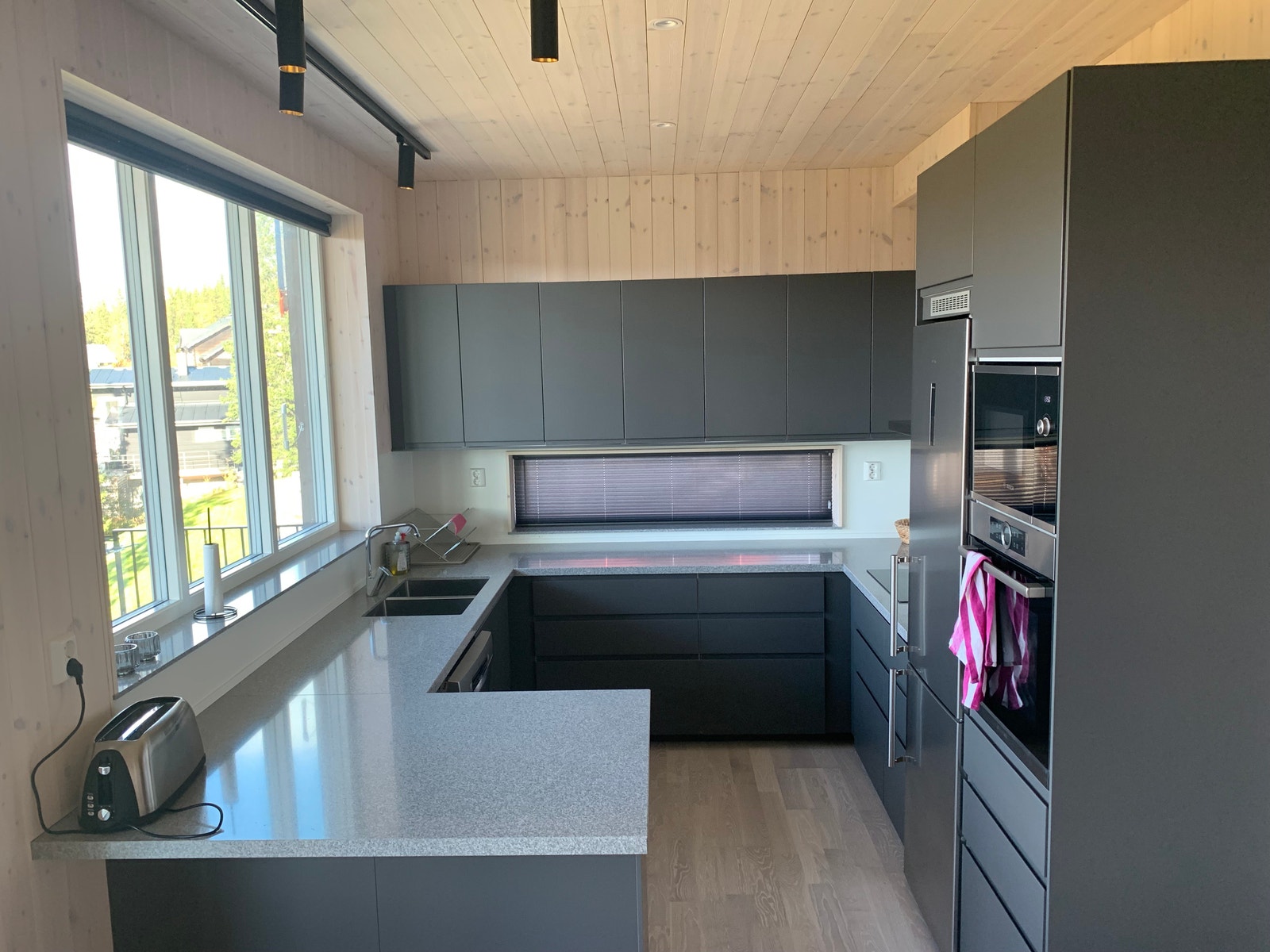 10-bäddslägenhet, fräscht kök Galleribilde