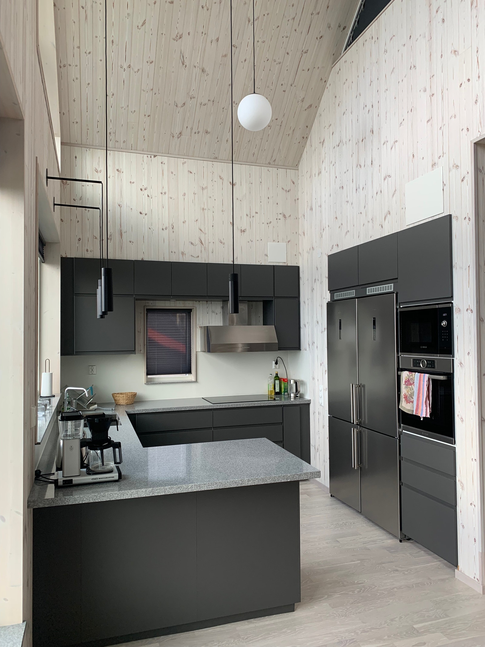 14-bäddslägenhet, kök med bred bardisk och dubbla kyl-frysskåp Galleribilde