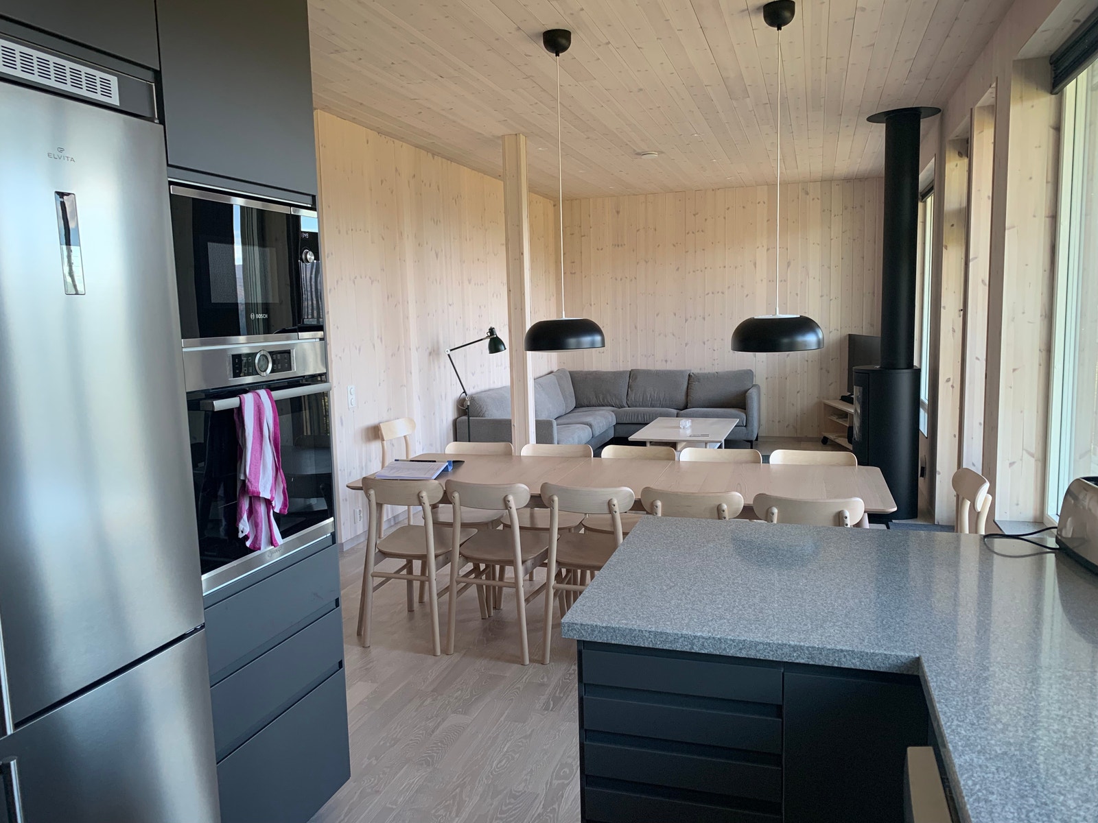 10-bäddslägenhet, allrum med stor matplats och braskamin Galleribilde