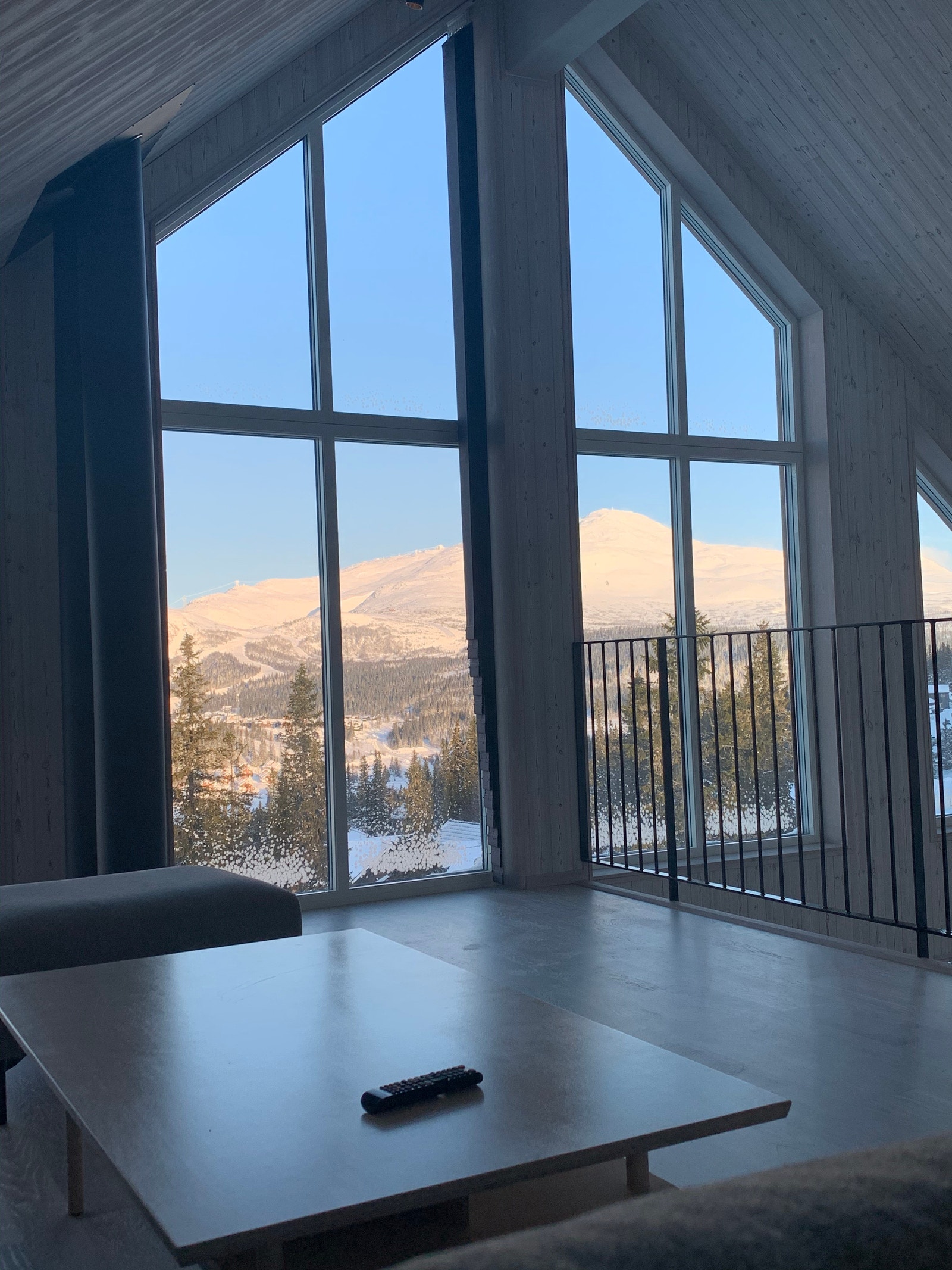 14-bäddslägenhet en trappa upp, panoramafönster Galleribilde