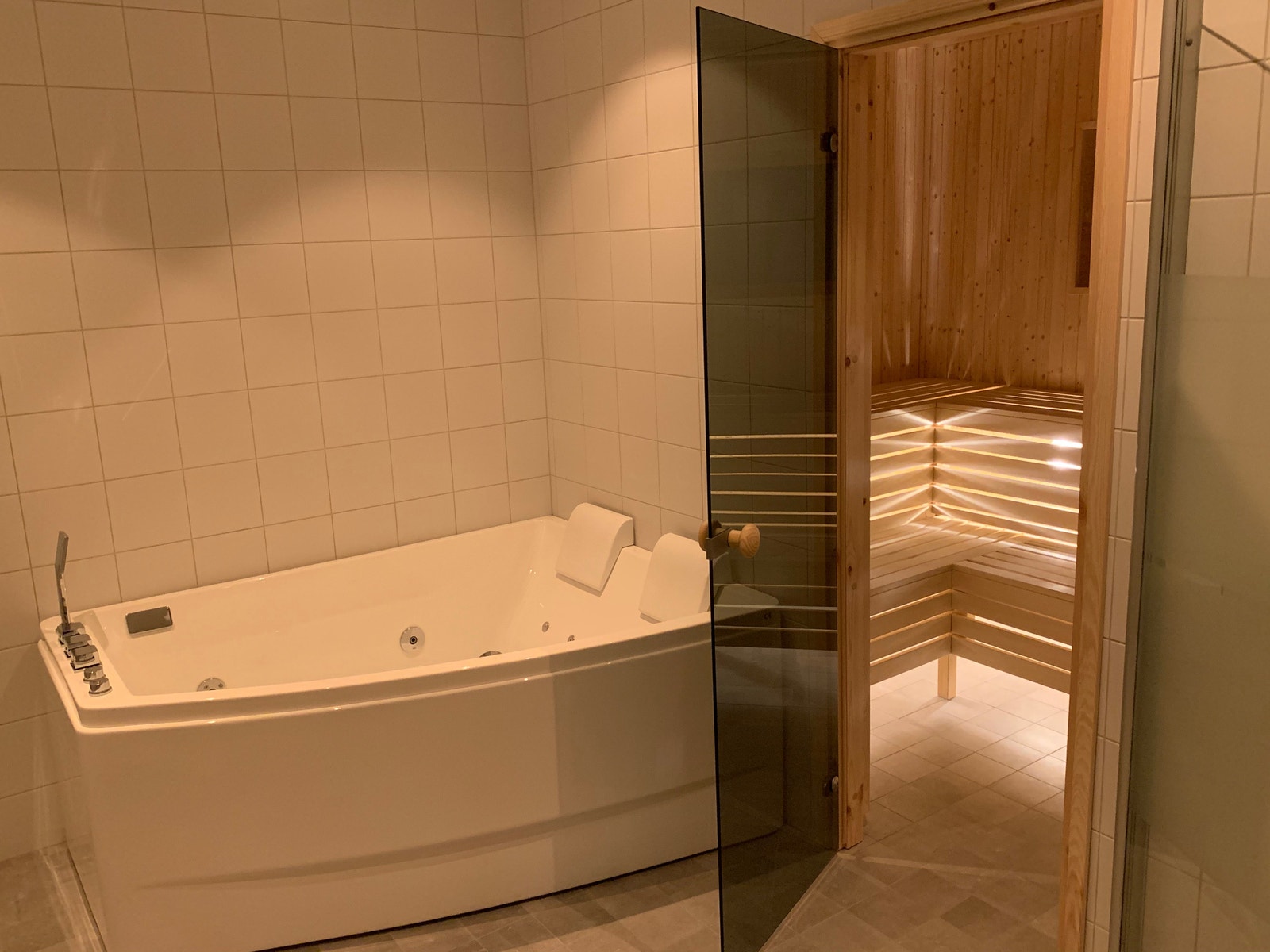 14-bäddslägenhet, bubbelbad och stor bastu med utsikt Galleribilde