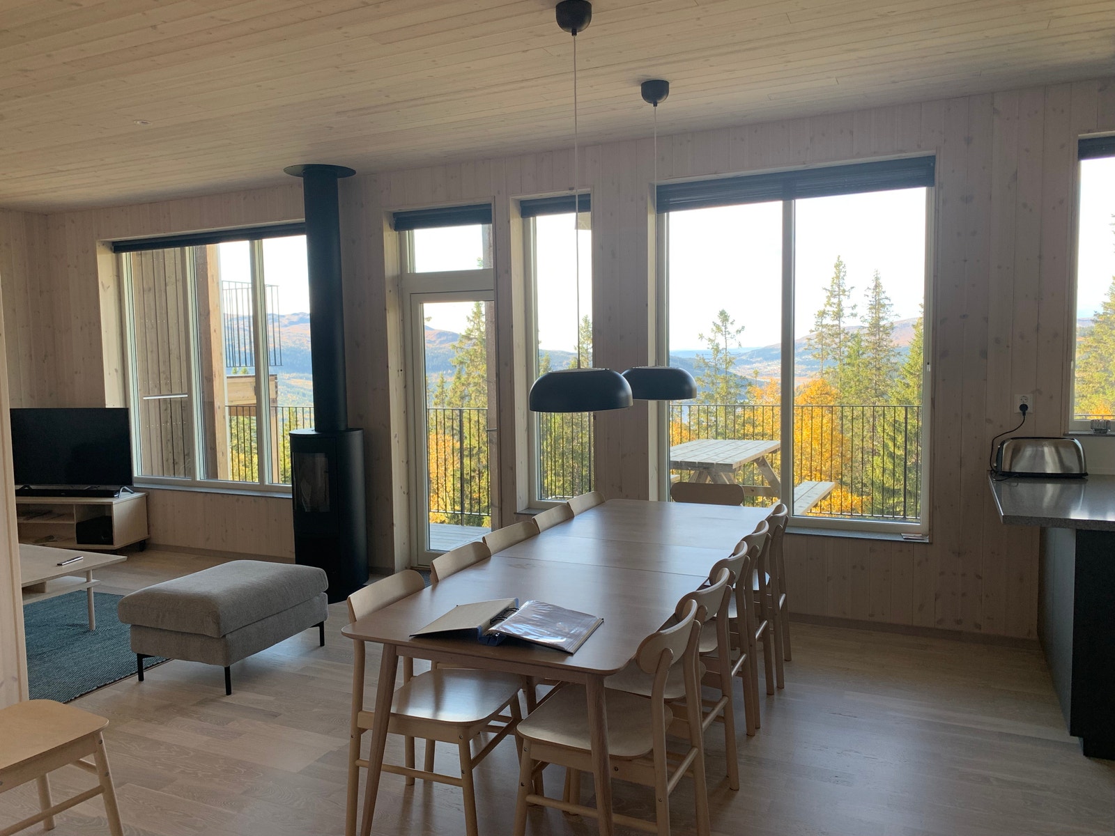 10-bäddslägenhet, allrum med balkong och utsikt Galleribilde