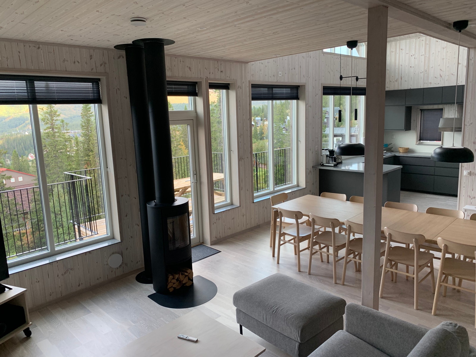 14-bäddslägenhet, allrum och balkong Galleribilde