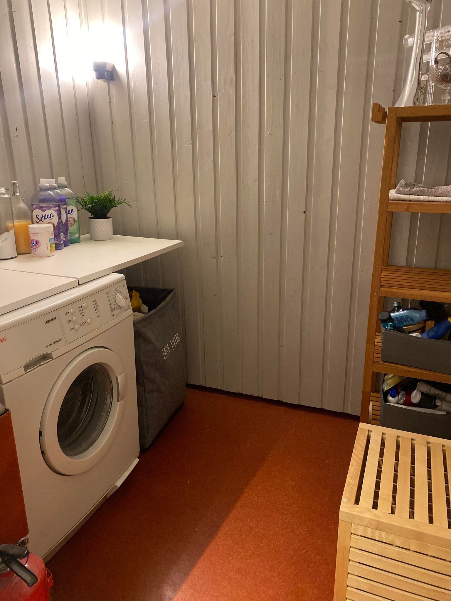 Lite vaskerom tilknyttet badet Galleribilde