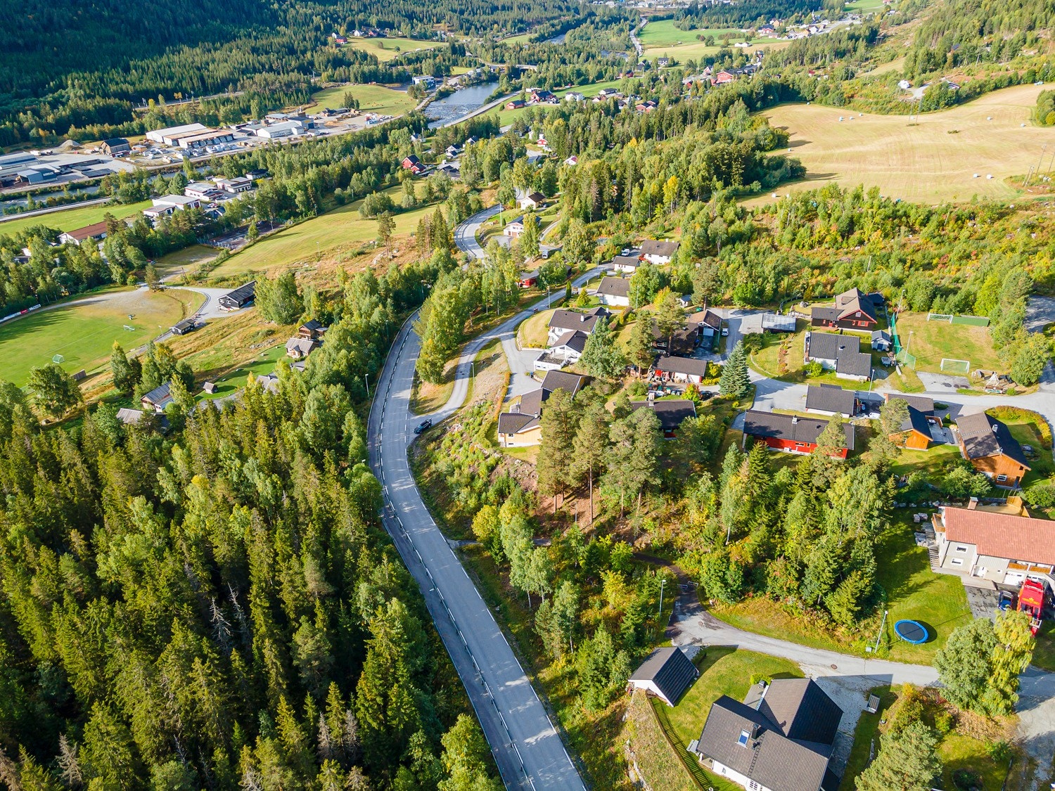 Sirevegen på Torpo med bustadfeltet Bakken I/ vegen Furubakken på ovarsida. Galleribilde