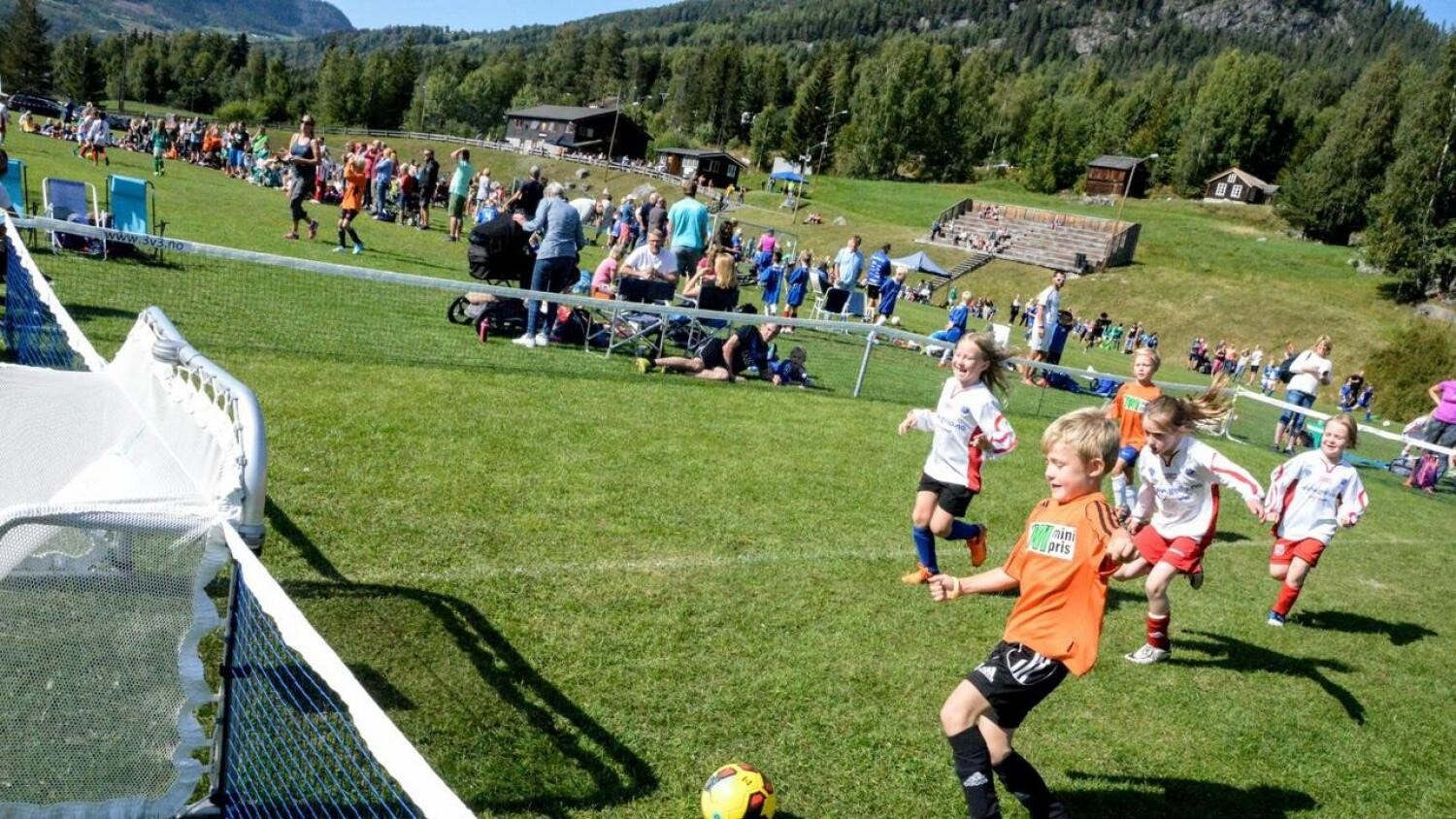 På Bakketun idrettsplass er det aktivitetar heile året. Her frå den årlege fotballcupen "Knøttecup". Galleribilde