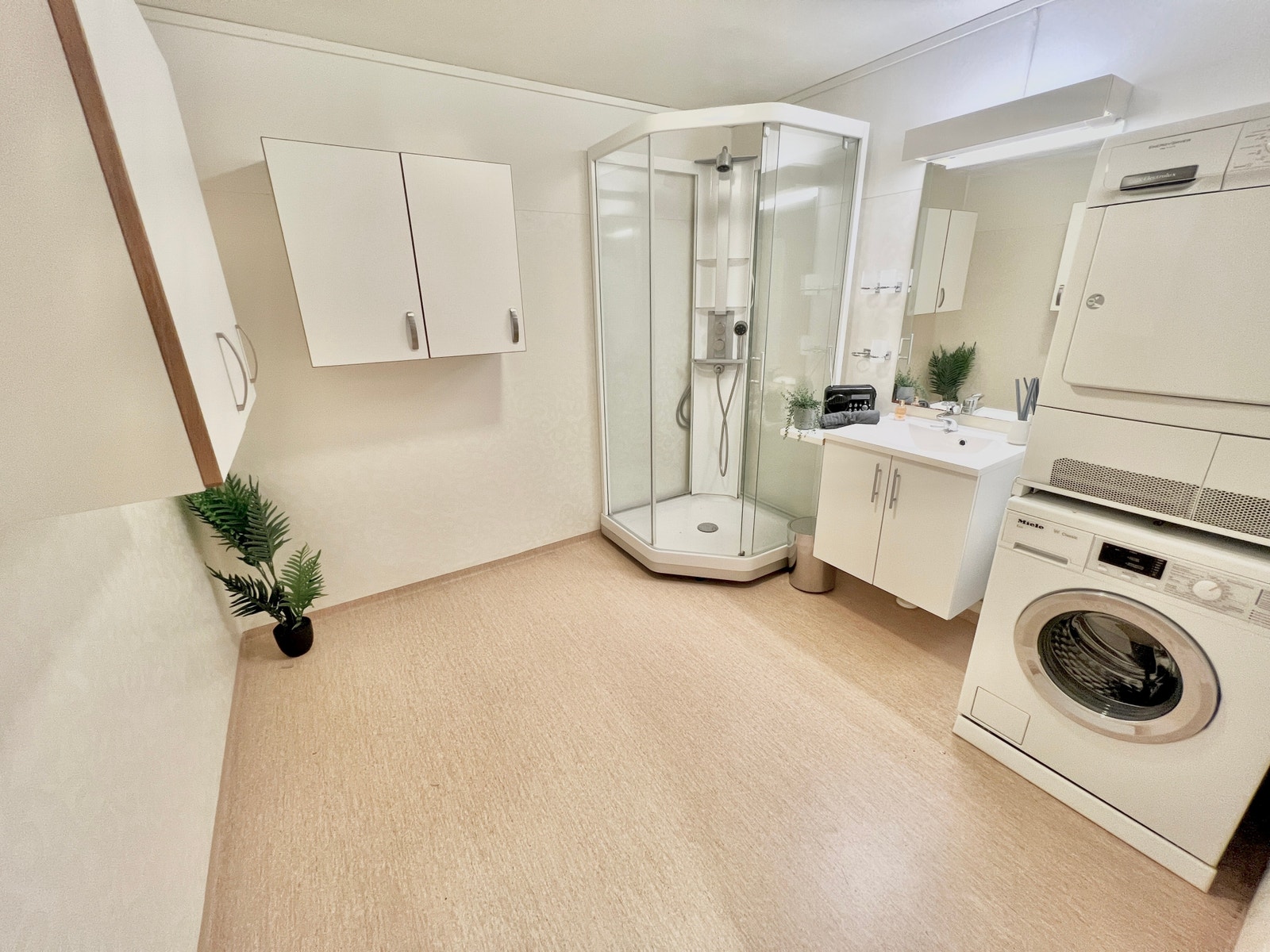 Bad med vaskemaskin og tørketrommel Galleribilde