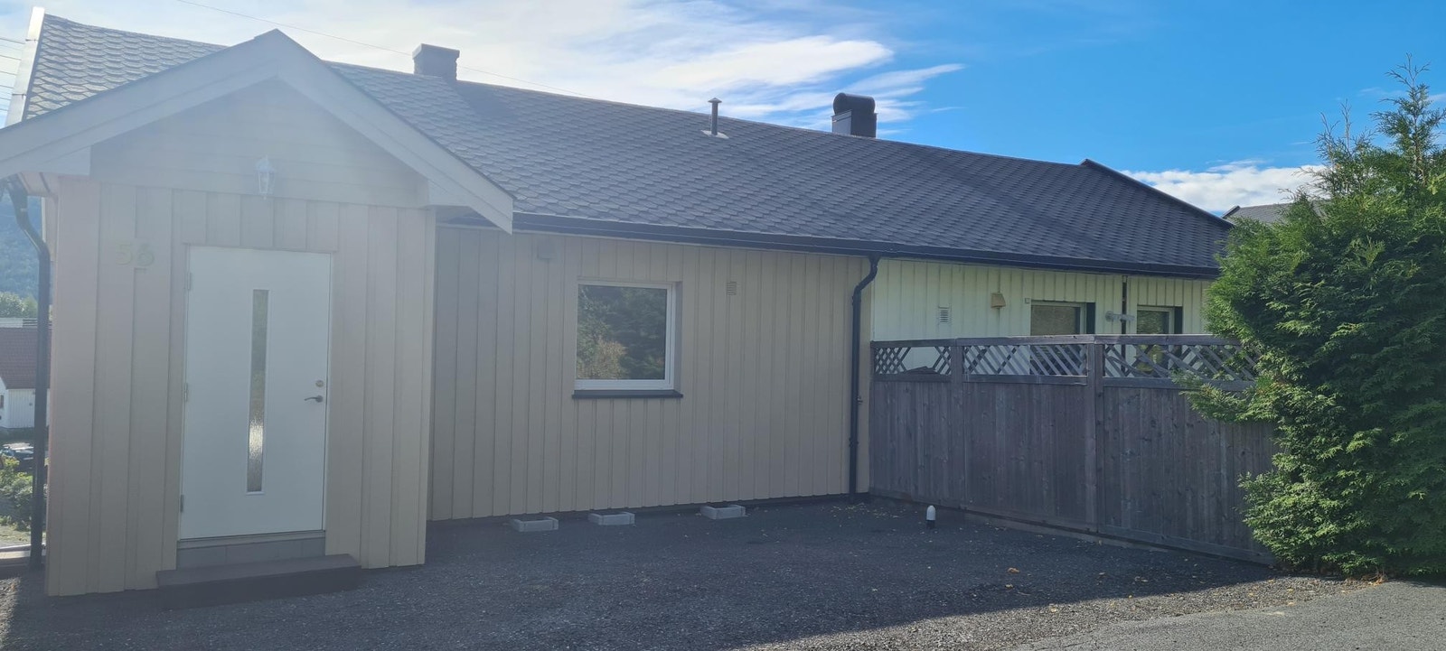 2 parkerings plasser forran huset Galleribilde