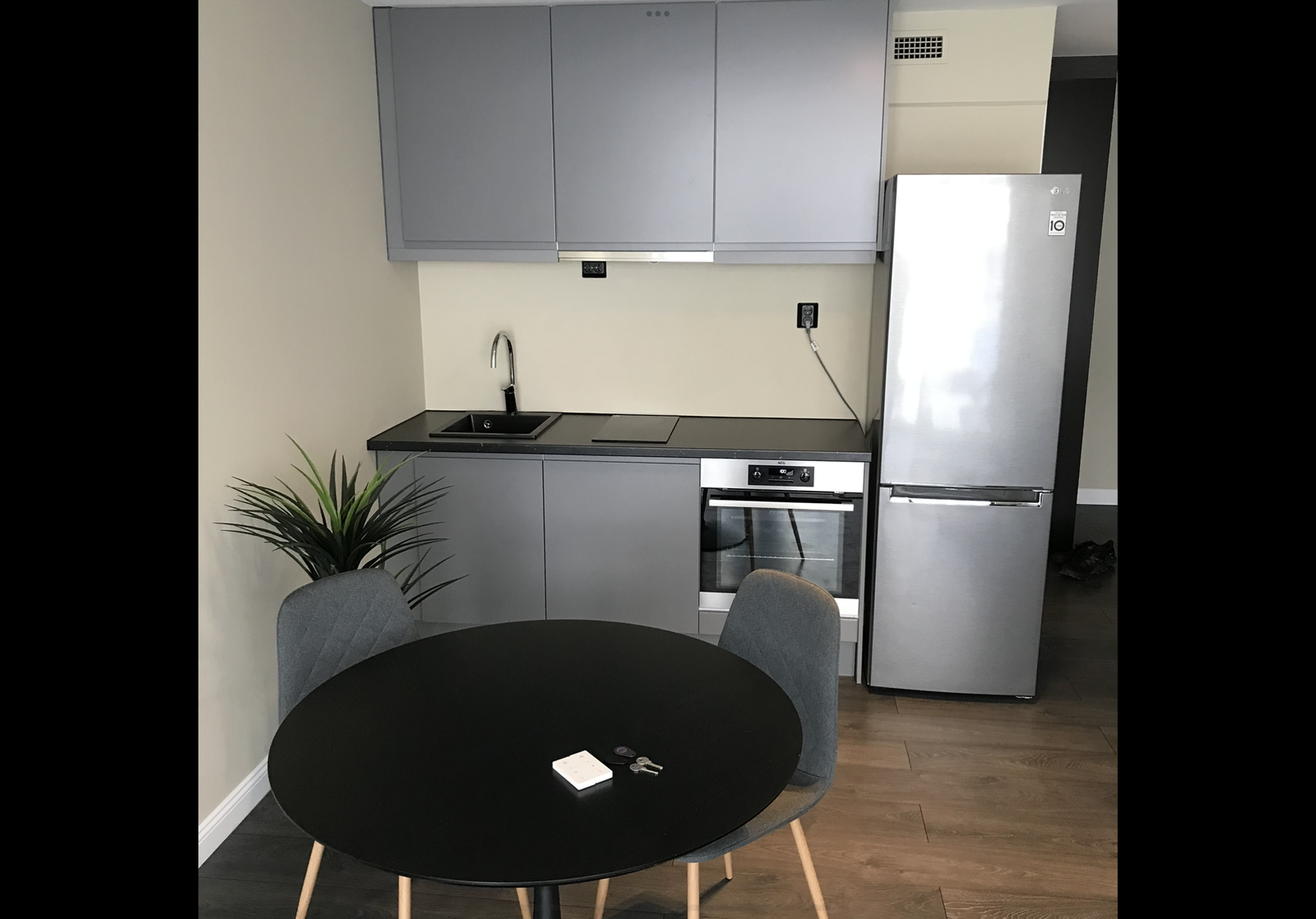 Nytt kjøkken år 2021 med integrert oppvaskmaskin / stort kombi kjøl og fryseskap Galleribilde