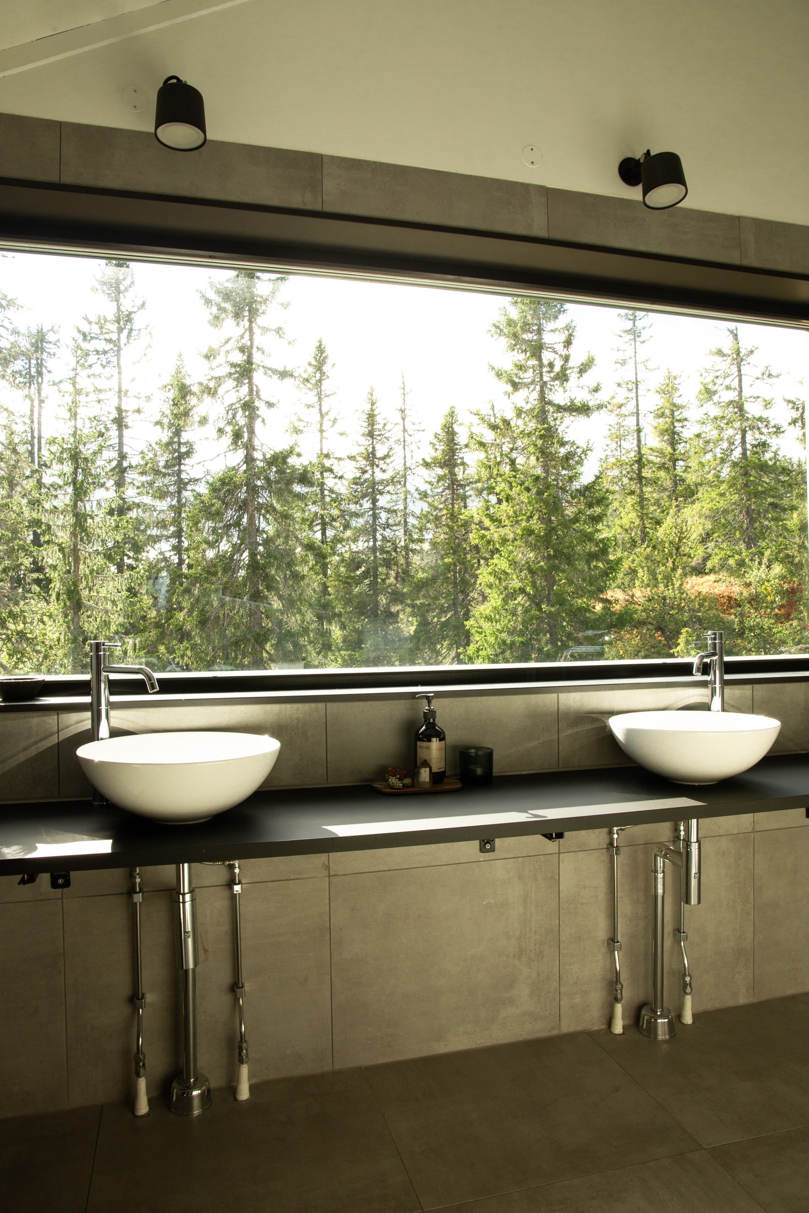 På baderommet i 1. etg. er det fin usjenert utsikt til skogen Galleribilde