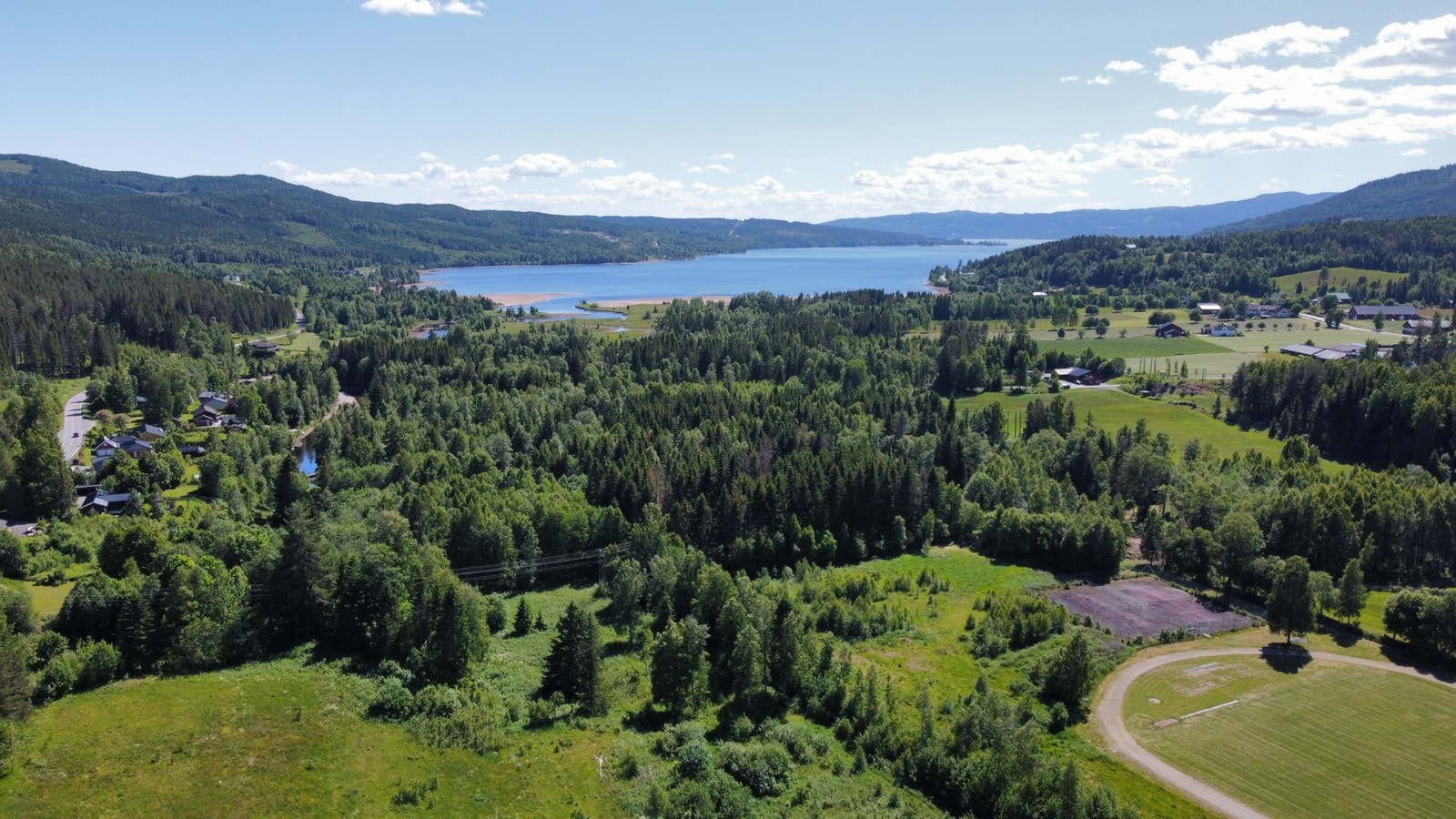 Hurdalsjøen med bademuligheter og båtliv Galleribilde