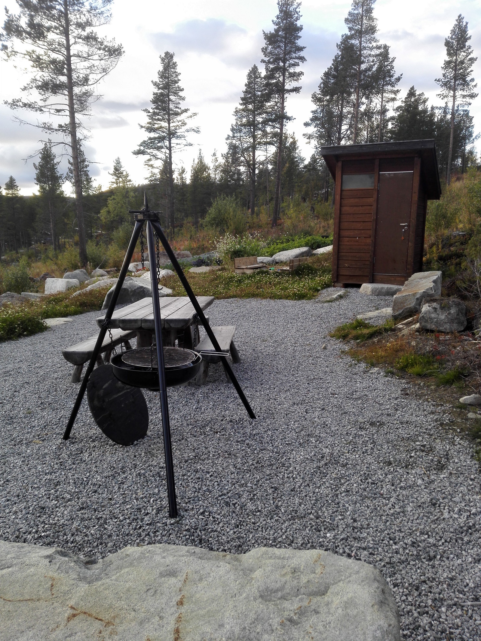 Fellesområdet i Fjell-ljom boligfelt, med bord, benker og bålpanne Galleribilde