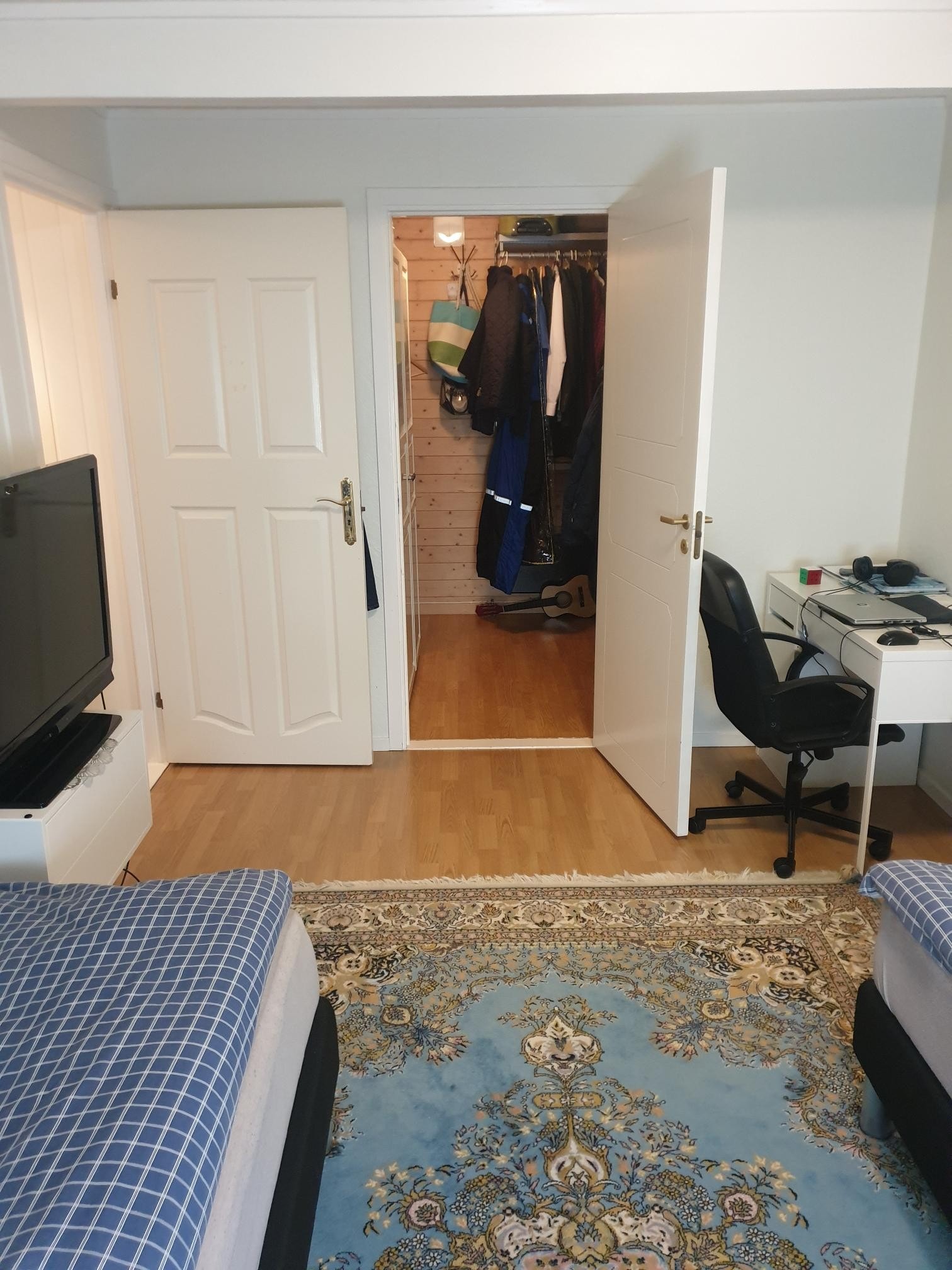 Soverom 1. Inngang til walk in closet Galleribilde