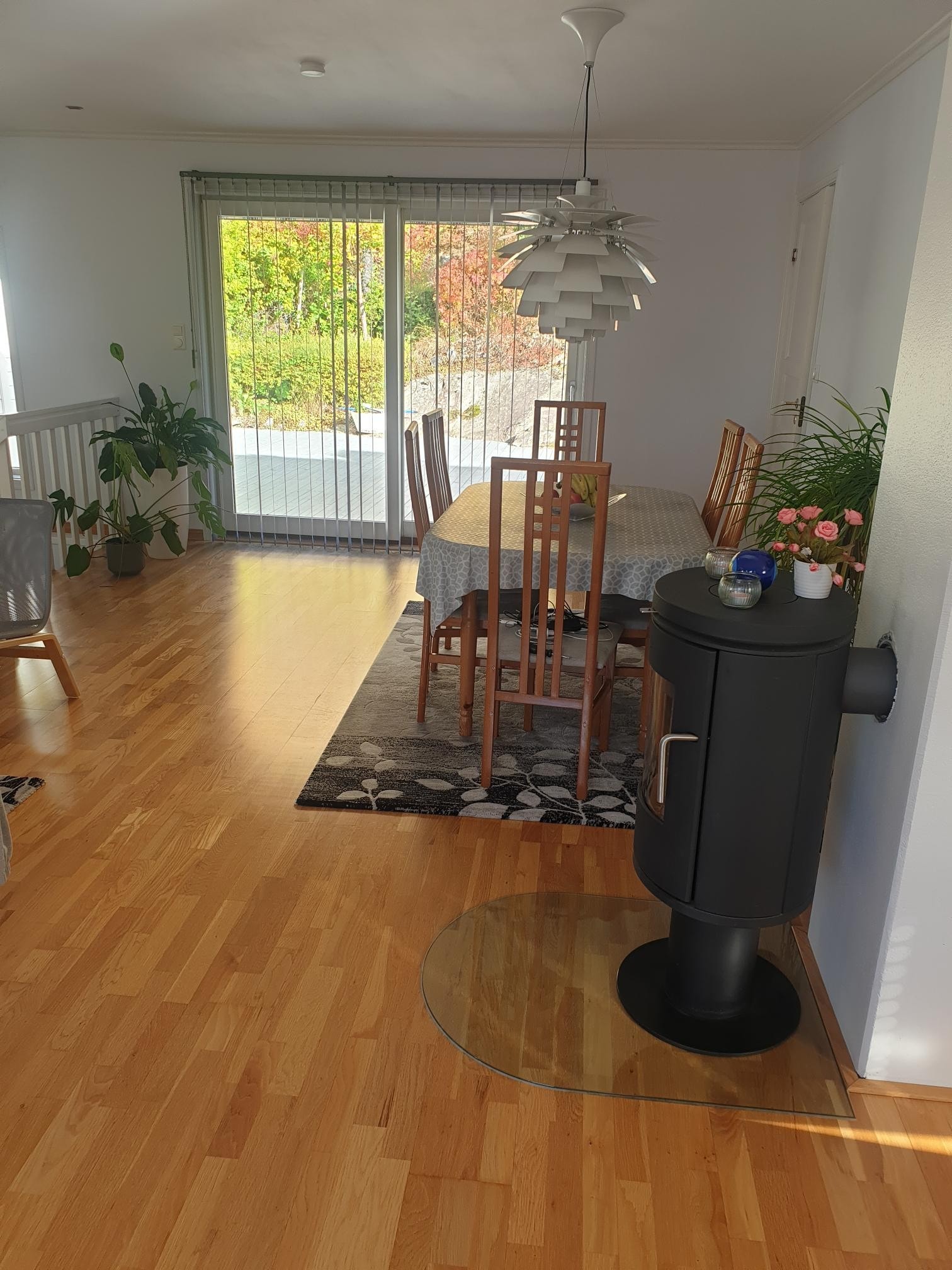 Spisebord ved utgangen til stor terasse Galleribilde