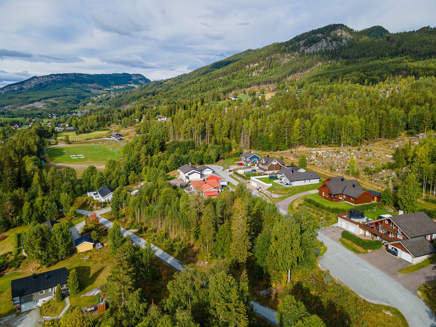 Bakken I bustadfelt har tre ledige tomter. Galleribilde