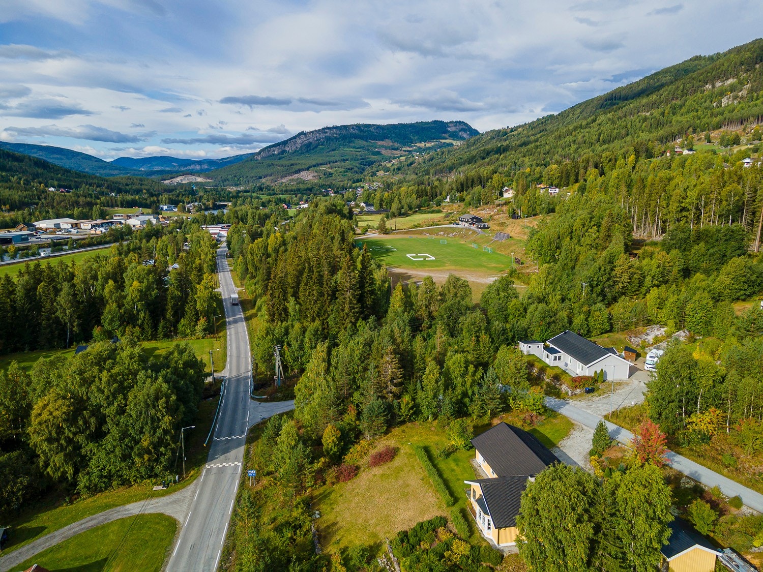 Kort veg til Bakketun idrettsplass frå Bakken I og II Galleribilde