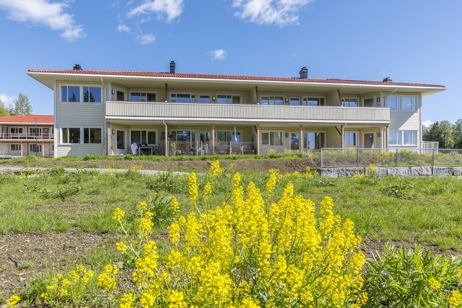 fasade av tidligere bebygd og innflyttet 8 mannsbolig Galleribilde