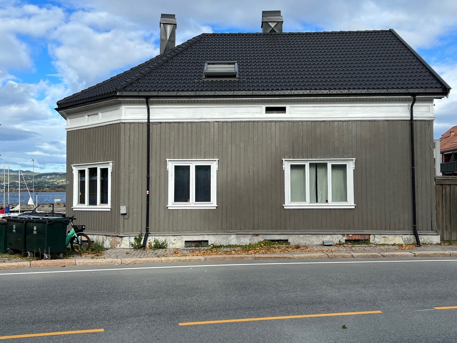 Fasade fremside. Galleribilde