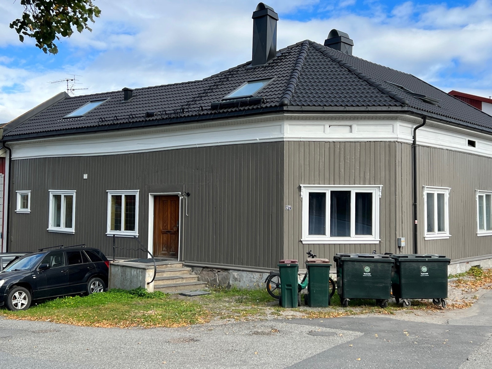 Fasade fremside. Parkering på egen tomt. Galleribilde