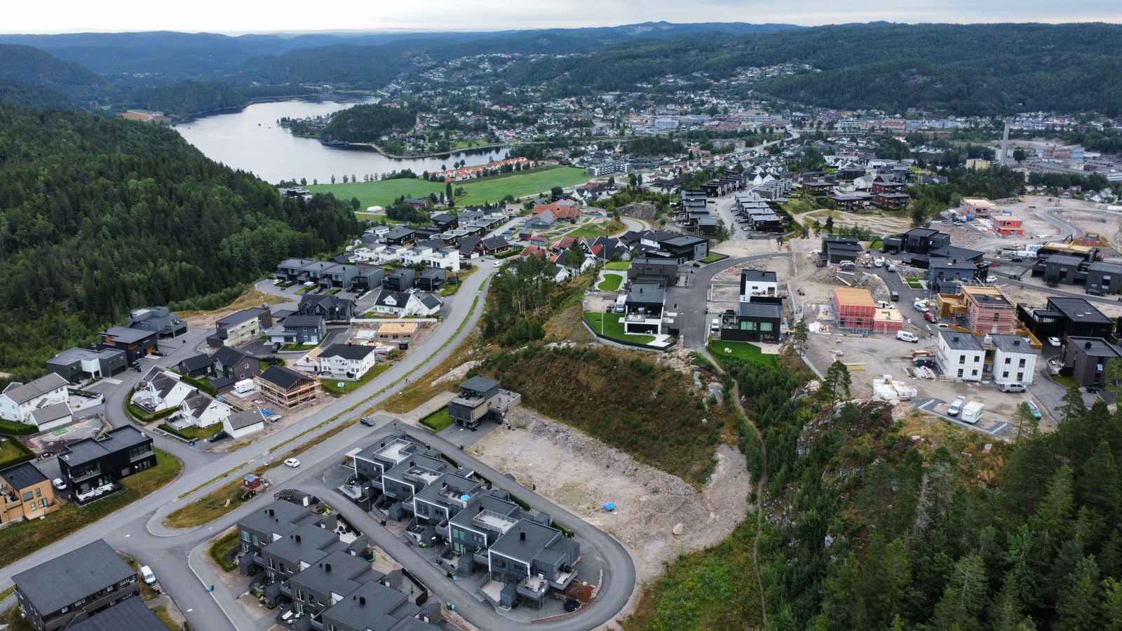 Områdebilde med tomtene plassert i midten.