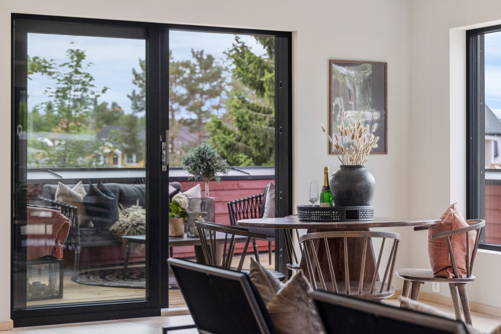 Stue med utgang til veranda under tak Galleribilde