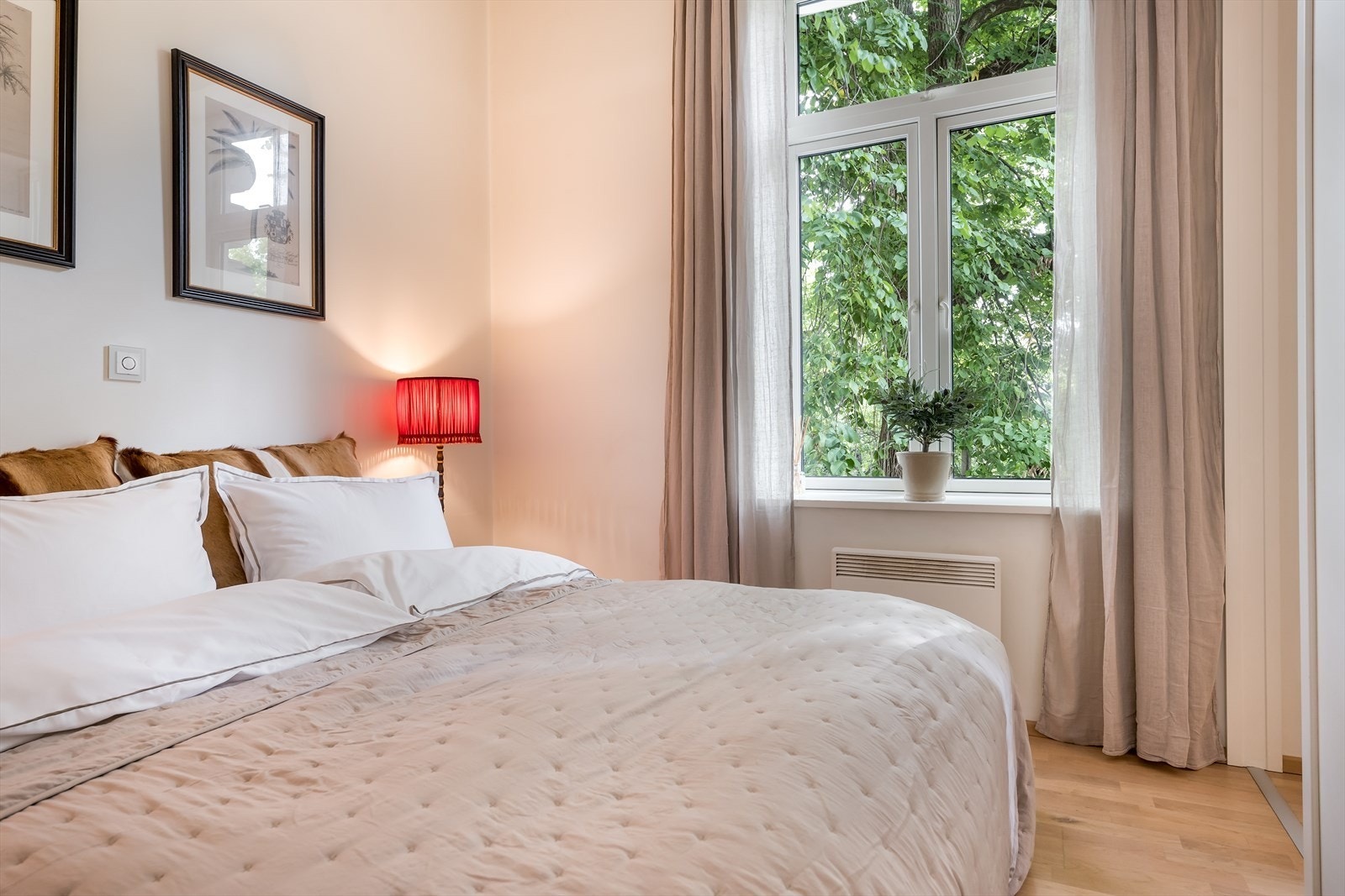 Soverommet vender ut mot parken Tinkern / Bedroom looks out on Tinkern Park Galleribilde