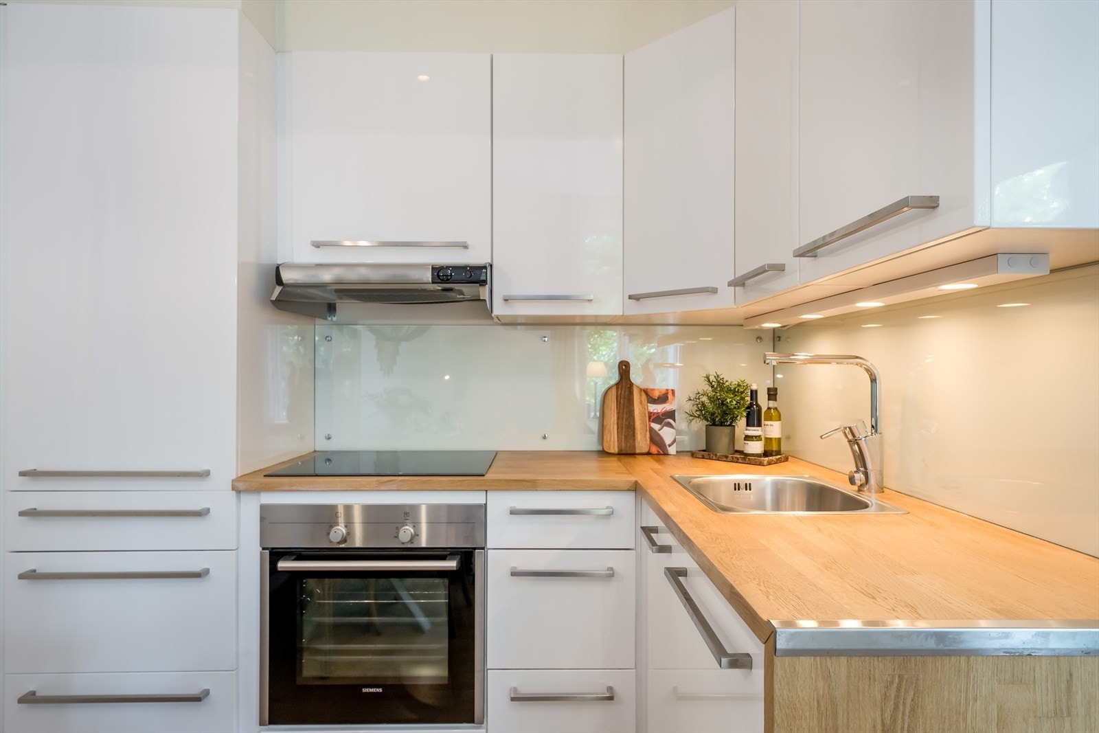 Godt med skap og benkeplass / Good storage & counter area Galleribilde