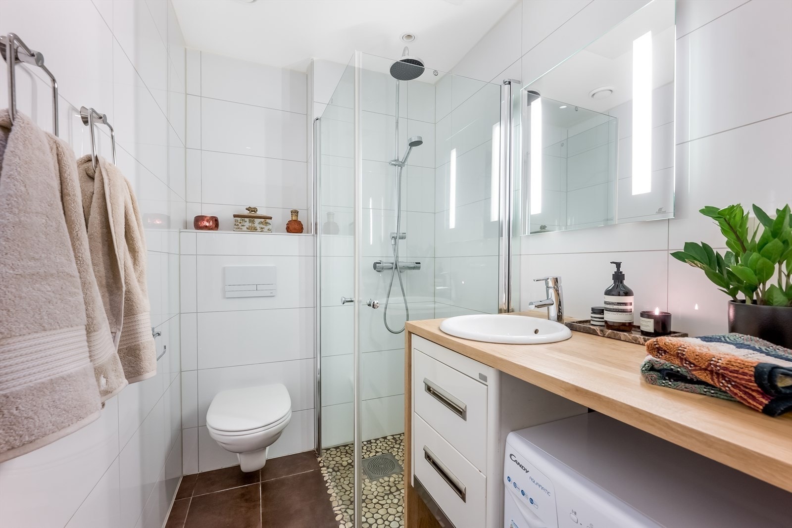 Delikat flislagt med varme i gulv / Opplegg for vaskemaskin - Pretty Shower with warm floors and place for washingmachine Galleribilde