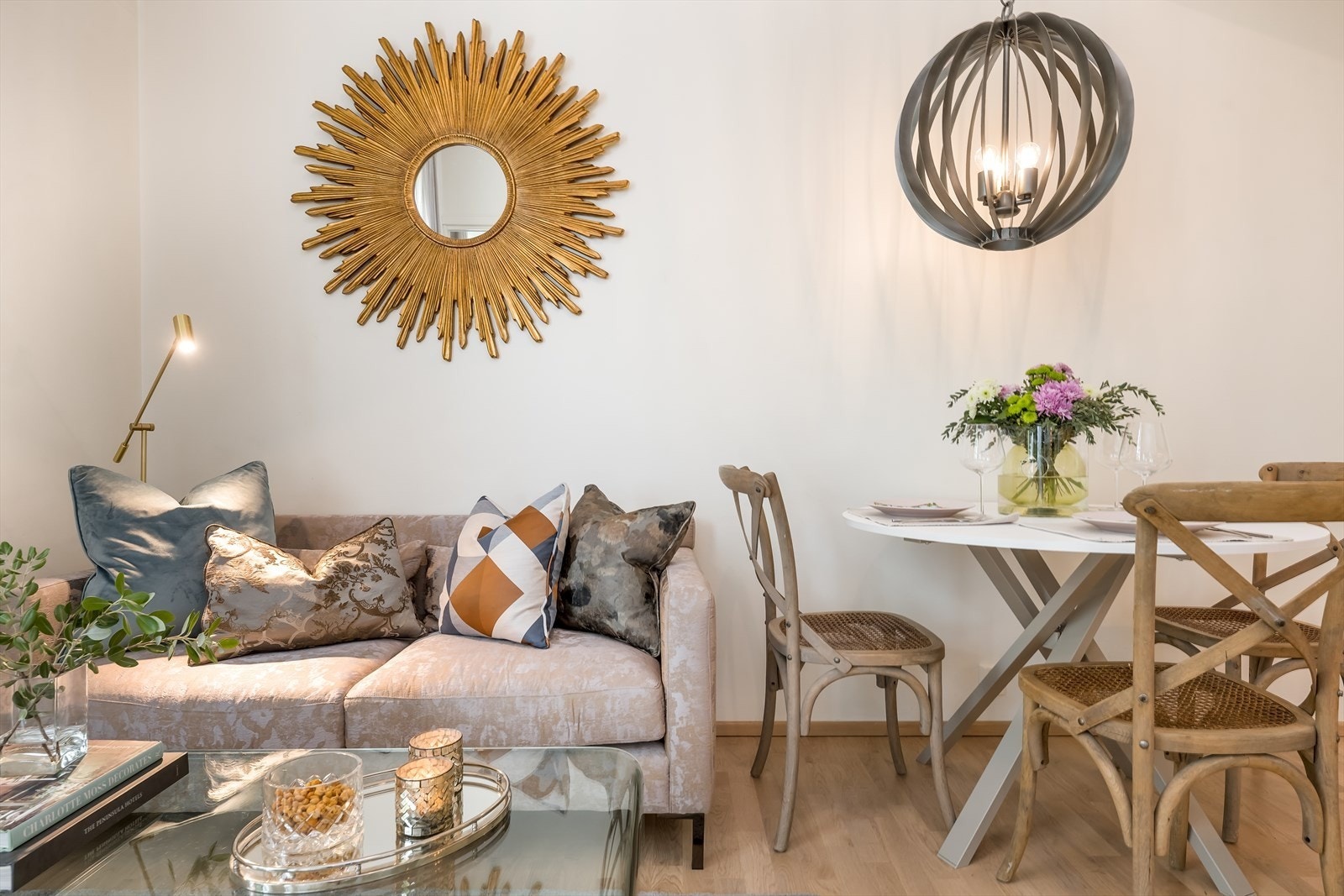 Det er plass til både sofa og spisegruppe / Space for sofa & dinning table Galleribilde