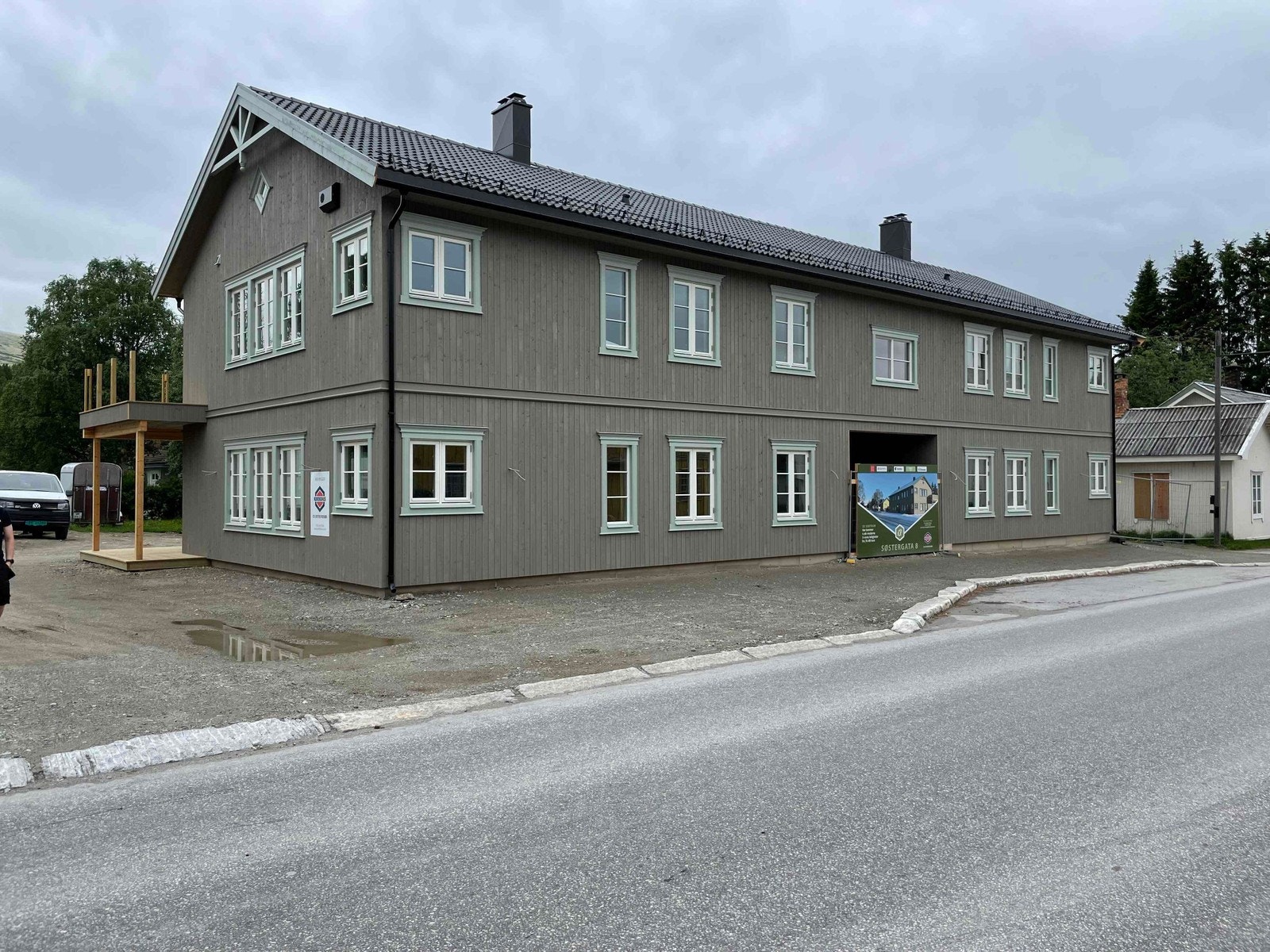 Boligen er ferdigstilt utvendig og har estimert ferdigstillelse innvendig til midten av oktober. Leiligheten som annonseres ligger i 2. etasje, til høyre Galleribilde