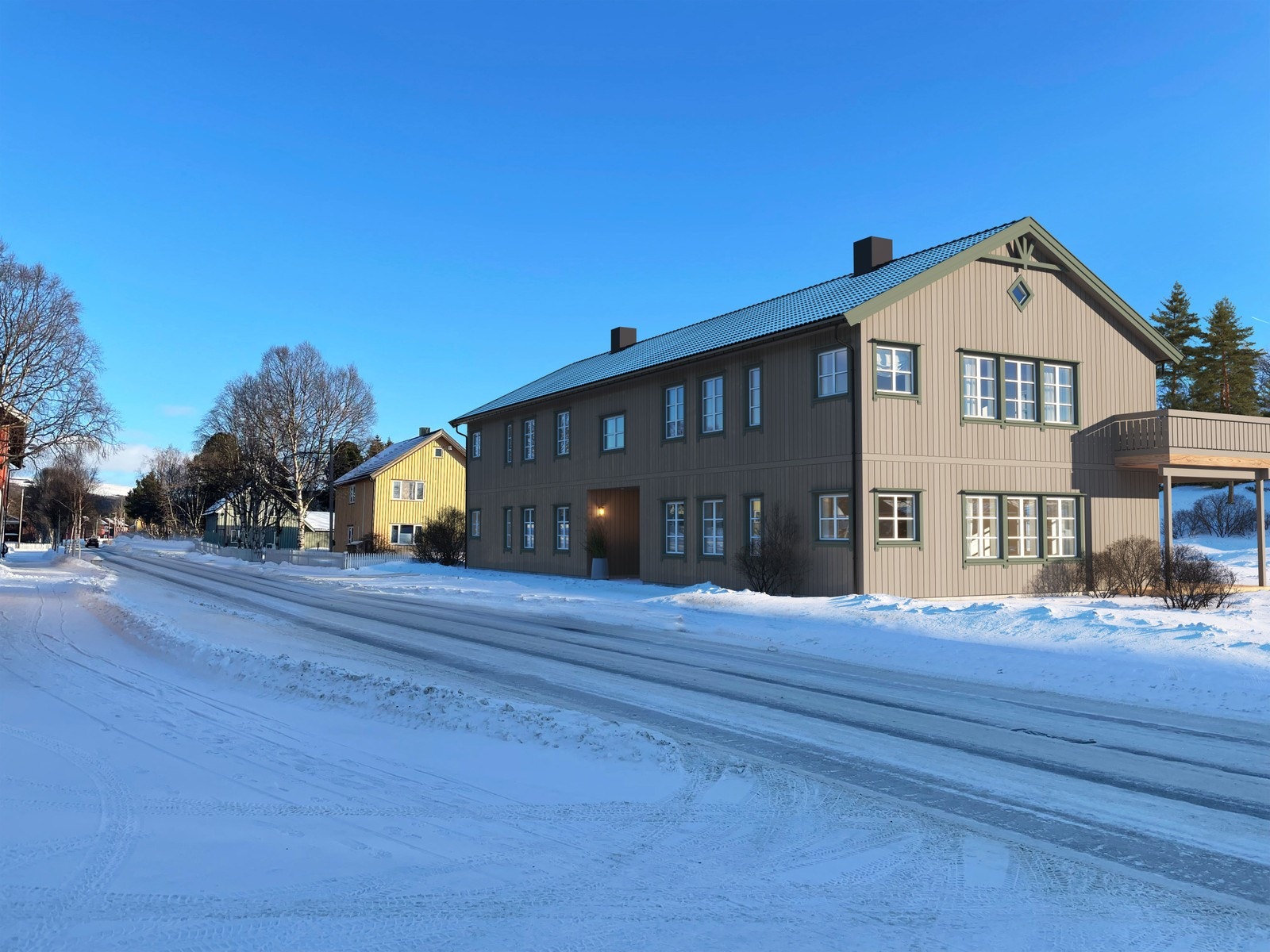 Illustrasjon: Tradisjonell arkitektur har stått i fokus ved tegningen av denne firemannsboligen. Det har også blitt vektlagt å ha mange vindusflater for mest mulig naturlig lys inn i leilighetene. Galleribilde