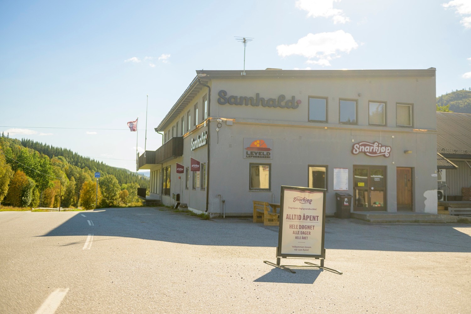 Samhald er ein døgnopen matbutikk og samlingsplass i Leveld/ Votndalen. Galleribilde