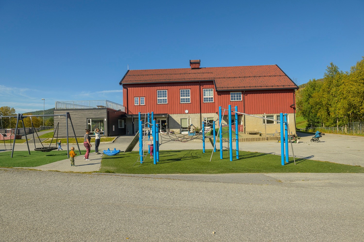 Skulen og barnehagen deler eit flott uteområde. Galleribilde
