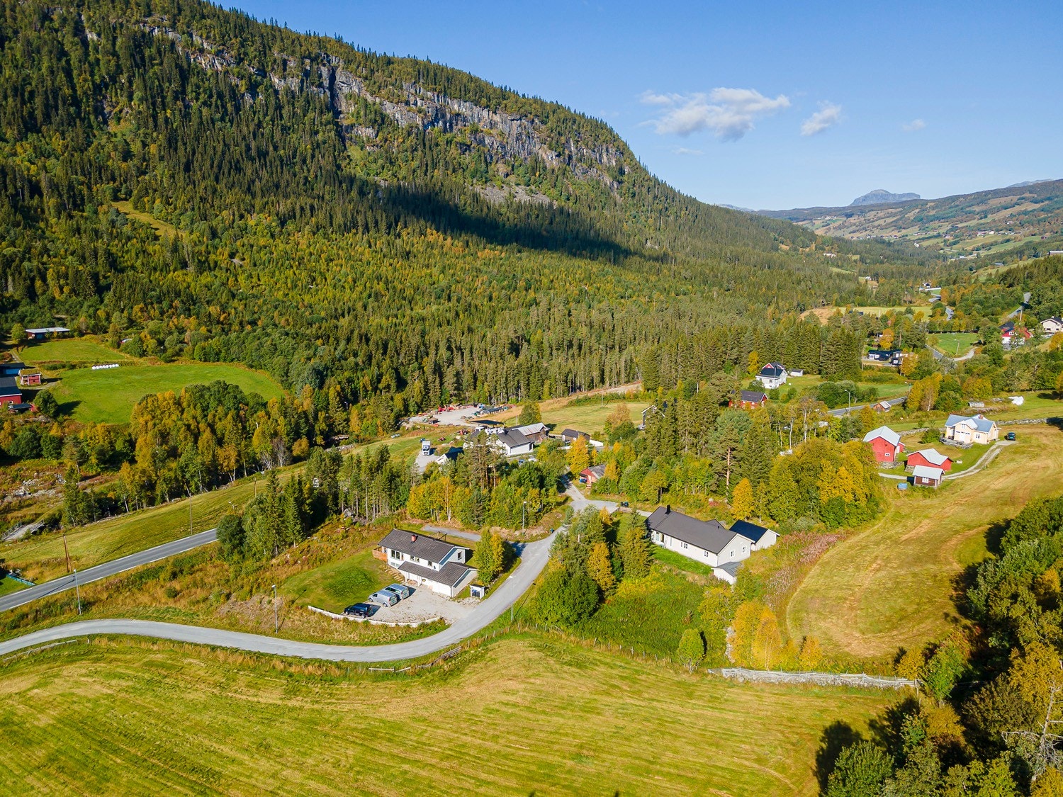 Votndalen bustadfelt med utsikt mot Svarteberg, og Lauvdalsbrea i bakgrunnen. Galleribilde