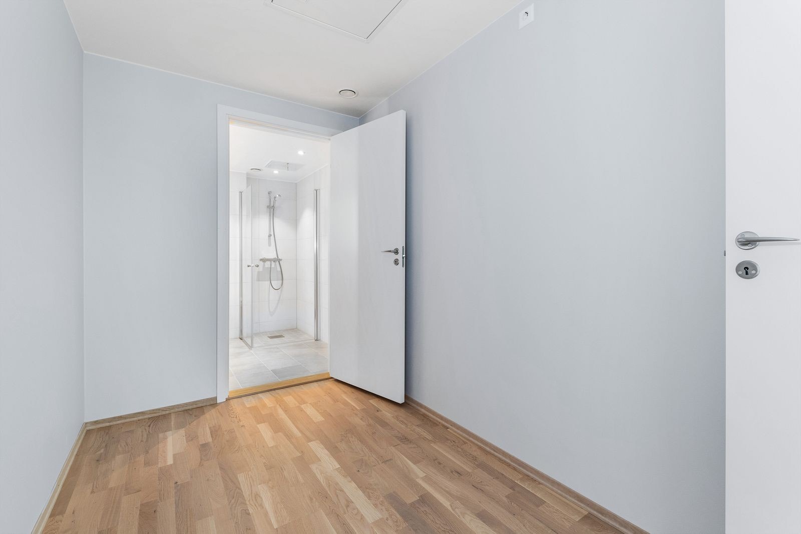 Praktisk walk-in garderobe med god oppbevaringsplass Galleribilde