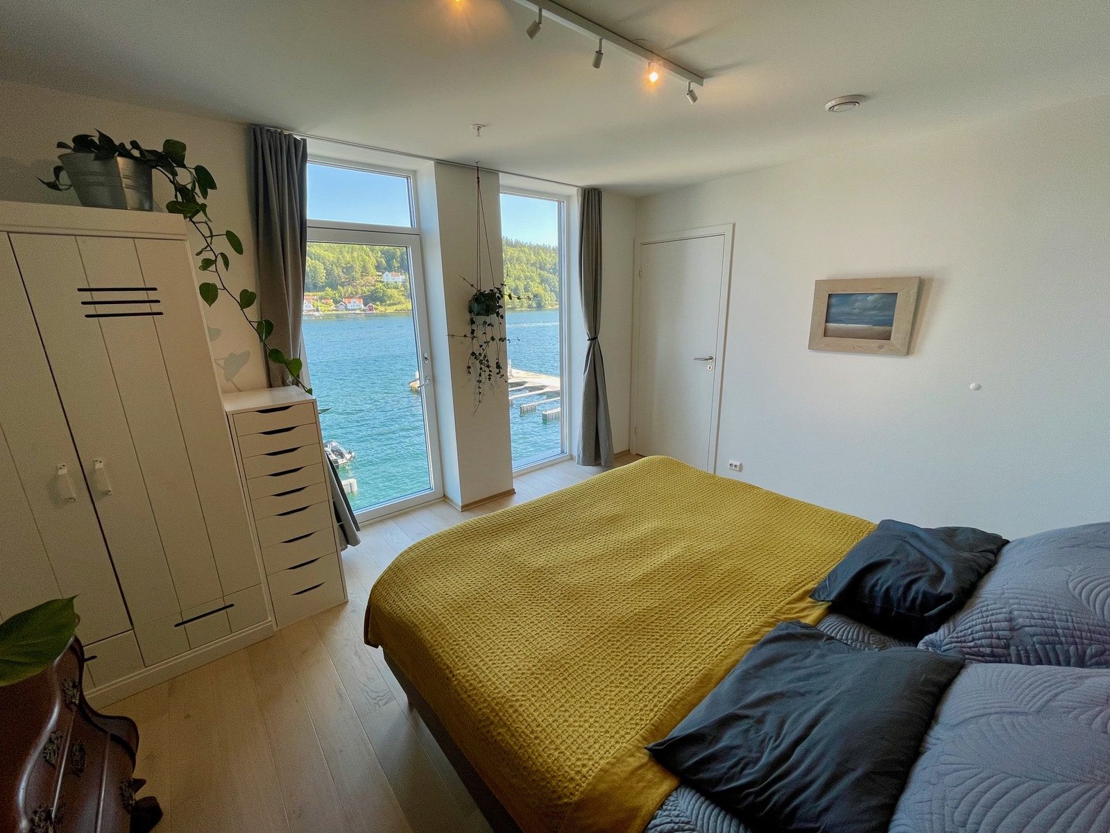 Hovedsoverom med sjøutsikt /
Main bedroom with sea view Galleribilde