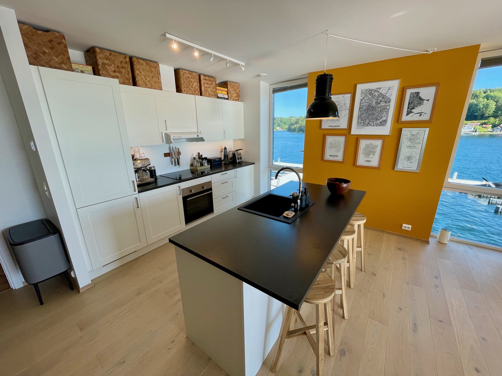 Moderne kjøkken med integrerte hvitevarer /
Modern kitchen with integrated appliances Galleribilde