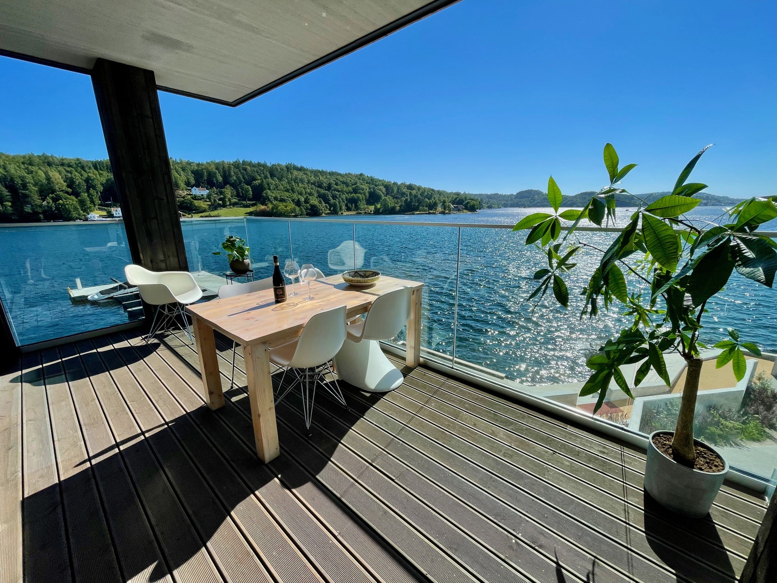 Romslig balkong med sjøutsikt /
Spacious balcony with sea view Galleribilde
