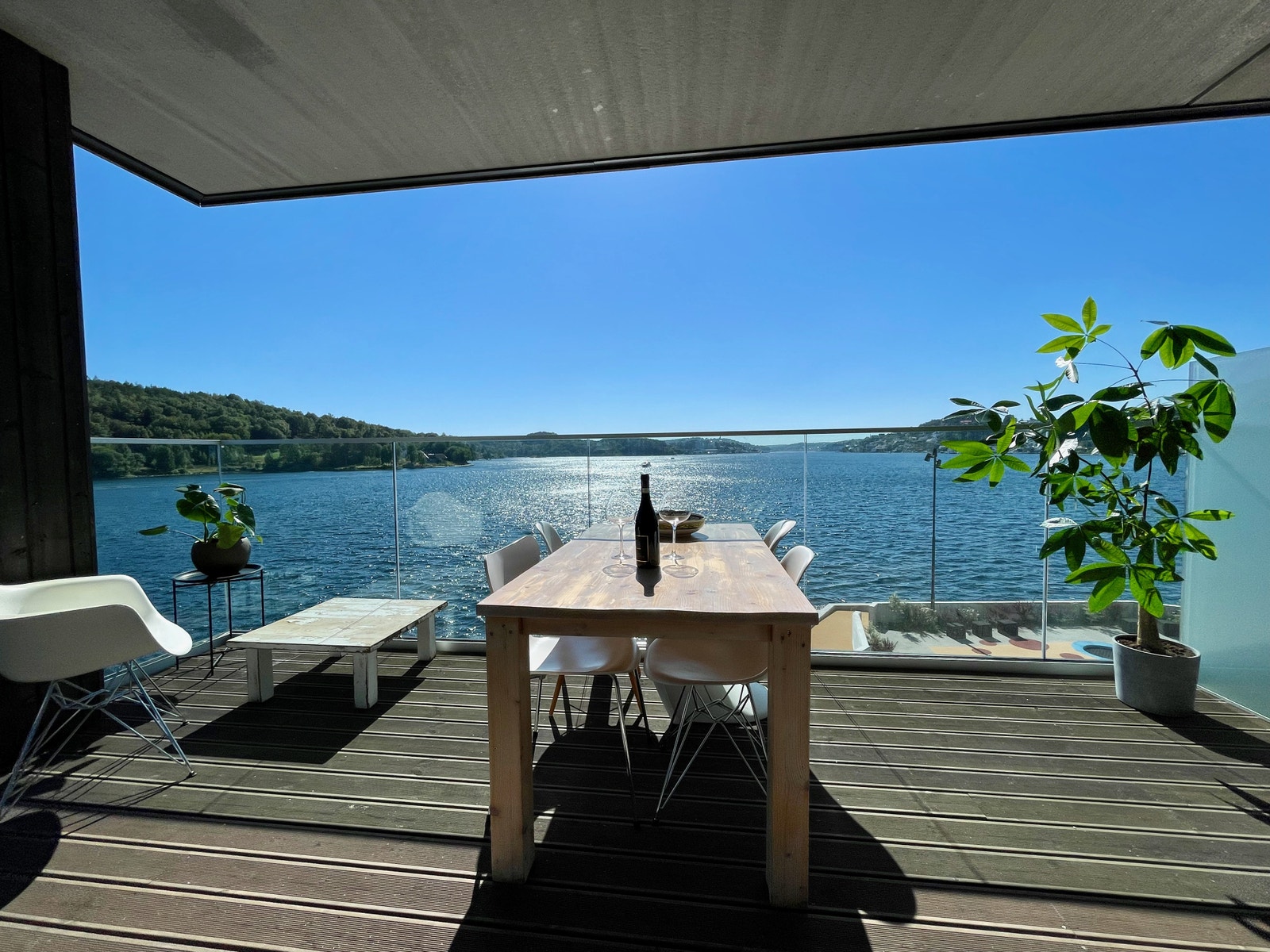 Romslig balkong med sjøutsikt /
Spacious balcony with sea view Galleribilde