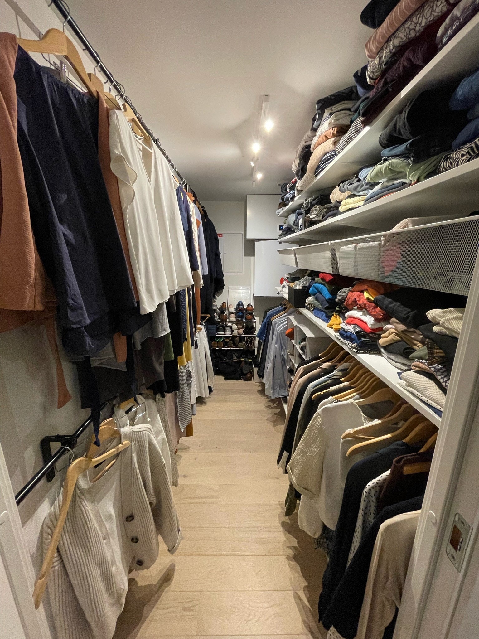 Praktisk walk-in closet / bod
Practical walk-in closet / storage room Galleribilde