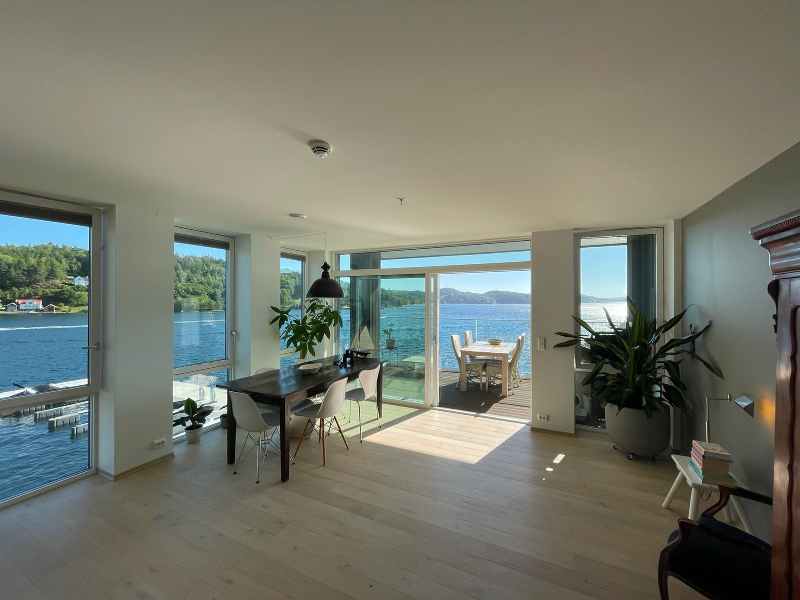 Sjøutsikt fra alle rom /
Sea view from every room Galleribilde