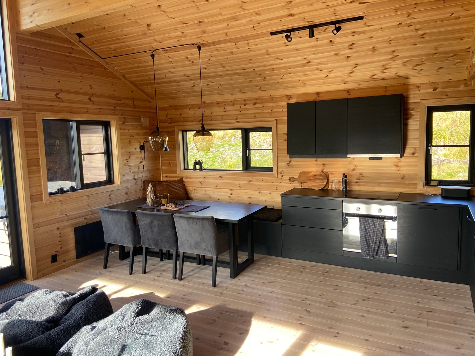 Kjøkken m spisebord Galleribilde