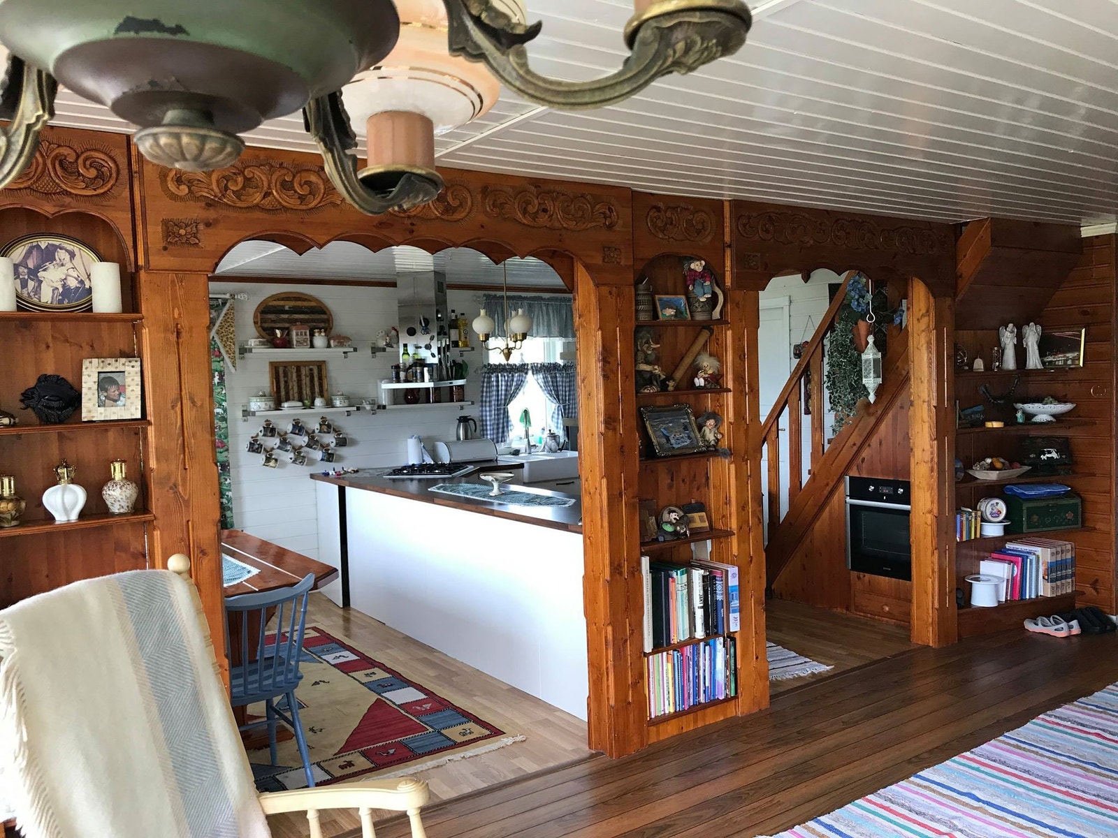 Stua mot kjøkken og spisested Galleribilde