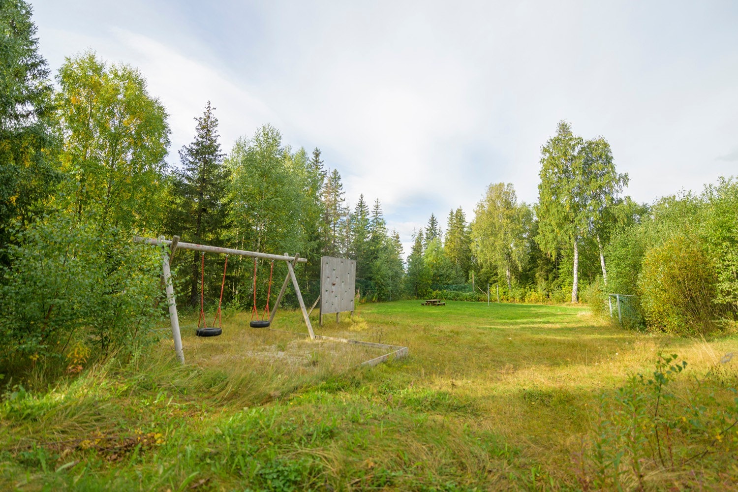 Leikeplass i bustadfeltet. Galleribilde