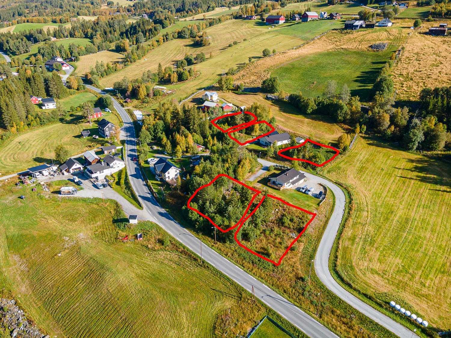 Tomtene ligg sentralt til langs Nordbygdvegen i Votndalen. Galleribilde