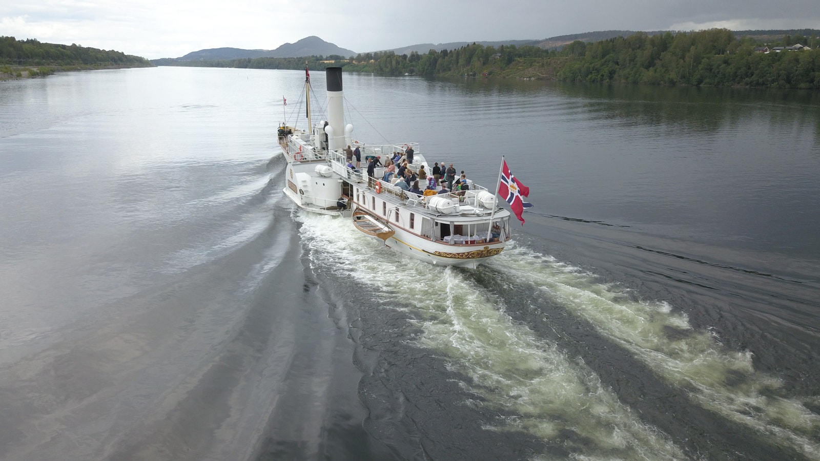 Skibladner på vei ut fra Eidsvoll mot Gjøvik Galleribilde